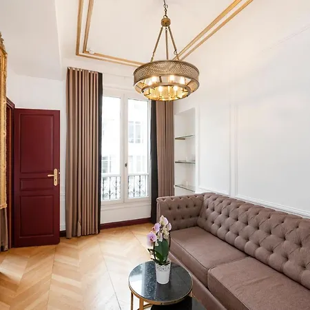 Champs Elysees - Lincoln Apartment *