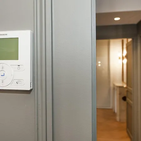Champs Elysees - Lincoln Apartment