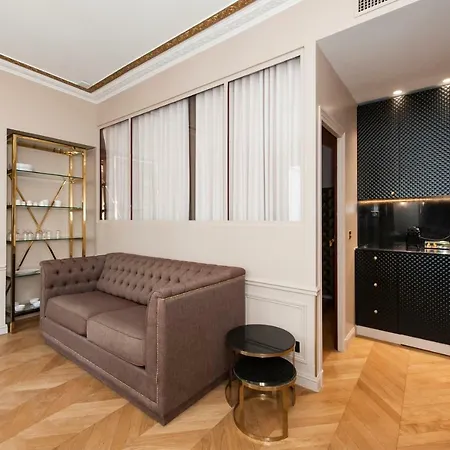Champs Elysees - Lincoln Apartment *